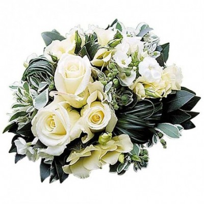 Bouquet flores rond avec des roses blanches